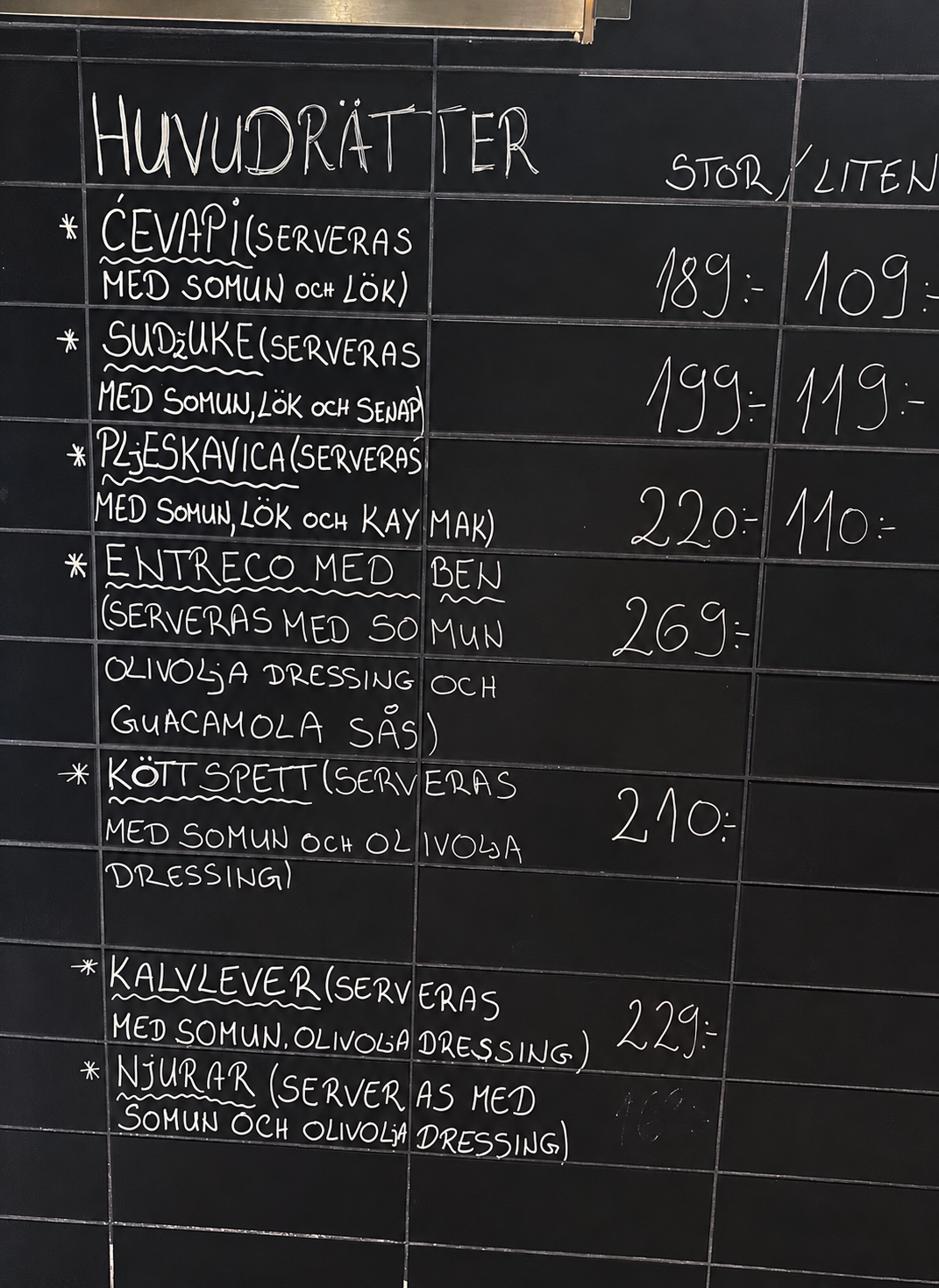 Den handskrivna menytavlan på väggen hos Lilla Kötthantverket